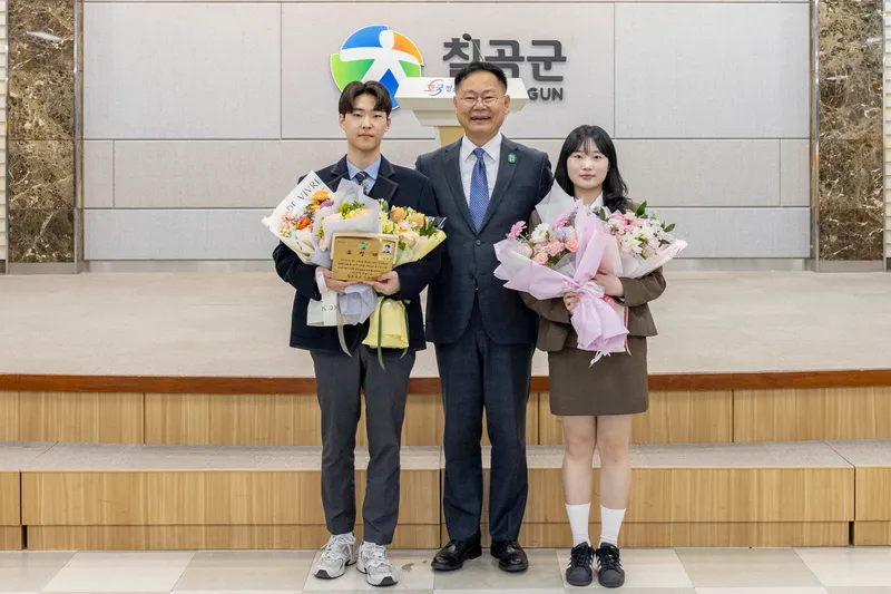 “교복 입은 유공자들”–김재욱 칠곡군수가 군정 유공 표창을 받은 김동준(왼쪽), 이선영(오른쪽) 학생과 기념촬영을 하고 있다. 두 학생은 지난 1일 칠곡군청 정례조회에서 18명의 성인 유공자들과 함께 이례적으로 단상에 올라 표창패를 받았다.