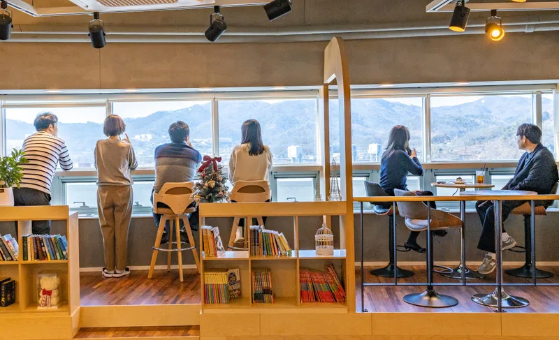 칠곡호국평화기념관 북카페 '호커1580'에서 방문객들이 낙동강을 바라보며 힐링의 시간을 보내고 있다.